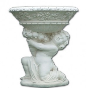 Enfant portant un pot de fleurs- gauche