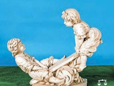 Enfants sur balançoire