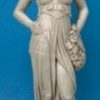 Femme drapée avec bouquet