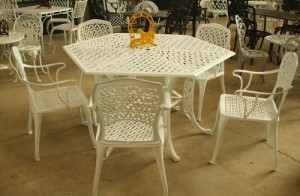 Table hexagone avec cinq chaises