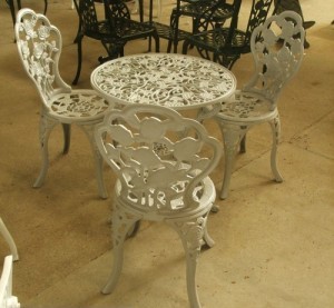 Table ronde avec trois chaises
