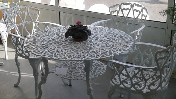 TABLE AMERICAINE DE 1 M + QUATRES CHAISES FAUTEUILS