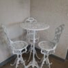 TABLE BAR DES ROSES DE 60 CM + TROIS CHAISES HAUTES