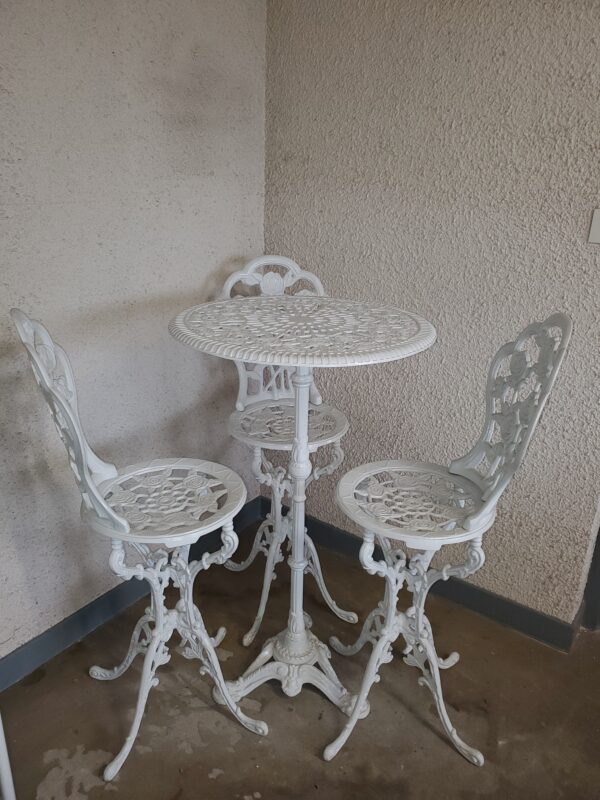 TABLE BAR DES ROSES DE 60 CM + TROIS CHAISES HAUTES