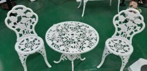 Table des roses de 56cm + 3 chaises des roses